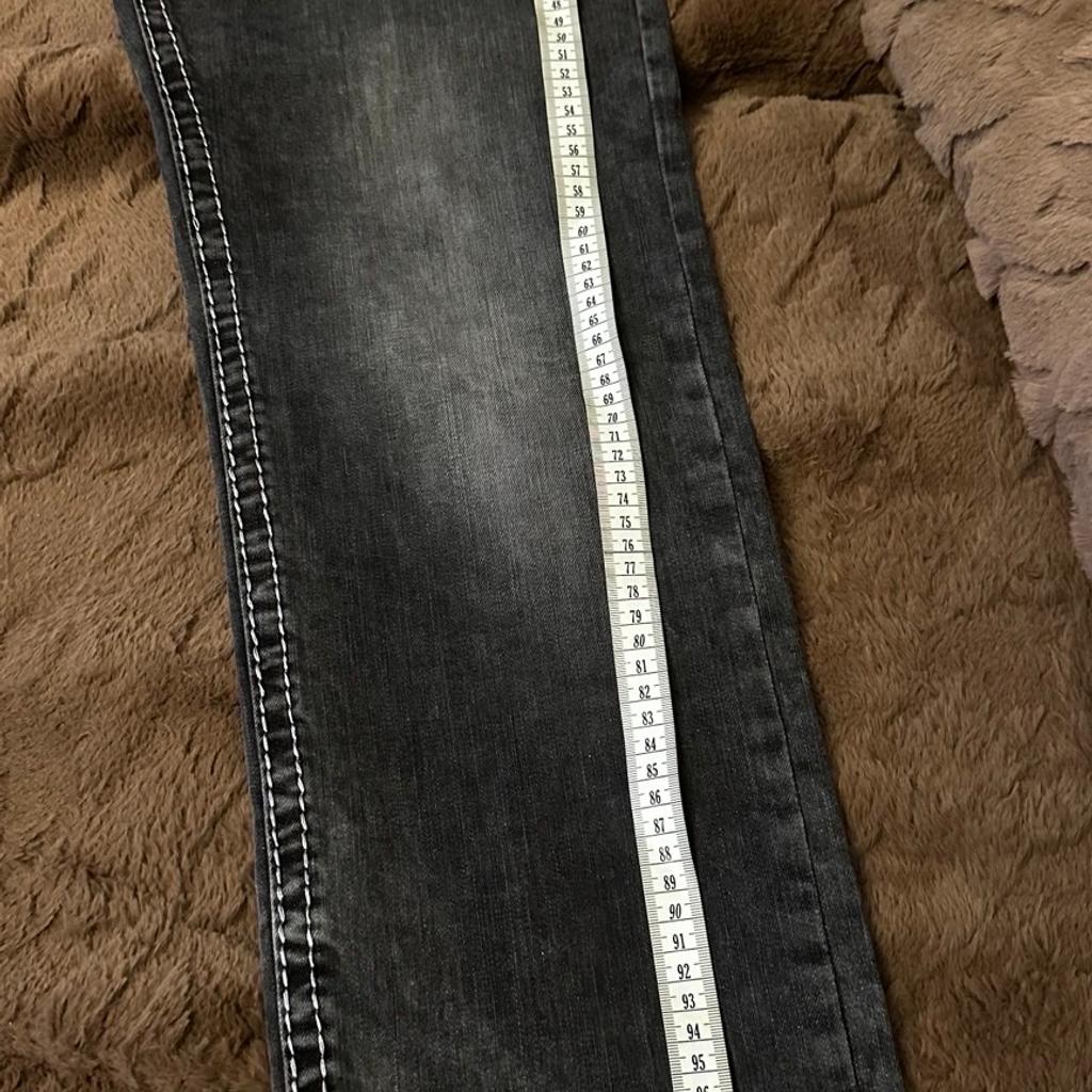 Diese CAMP DAVID Jeans für Herren in Größe W34/L34 ist in einem neuwertigen Zustand. Die graue Hose mit geradem Bein und Regular-Passform ist aus Baumwolle und Denim gefertigt. Sie lässt sich durch Knopf und Reißverschluss verschließen und ist besonders atmungsaktiv und bequem.

Die Jeans kann in der Maschine gewaschen werden und eignet sich für alle Jahreszeiten. Sie hat Nieten und Knöpfe als Akzente sowie praktische Taschen. Ein tolles Kleidungsstück für jeden Anlass.

Die Hose befinden sich in super Zustand, 2-3 mal getragen.

NP-109€

PayPal, Überweisung, Abholung und Versand sind möglich. Keine Garantie und keine Rücknahme.

Bei Versand übernehme ich keinerlei Garantie für verloren gegangene Pakete.

So lange die Anzeige Online ist es noch verfügbar.

Schauen Sie meinen weiteren Angeboten, es lohnt sich!