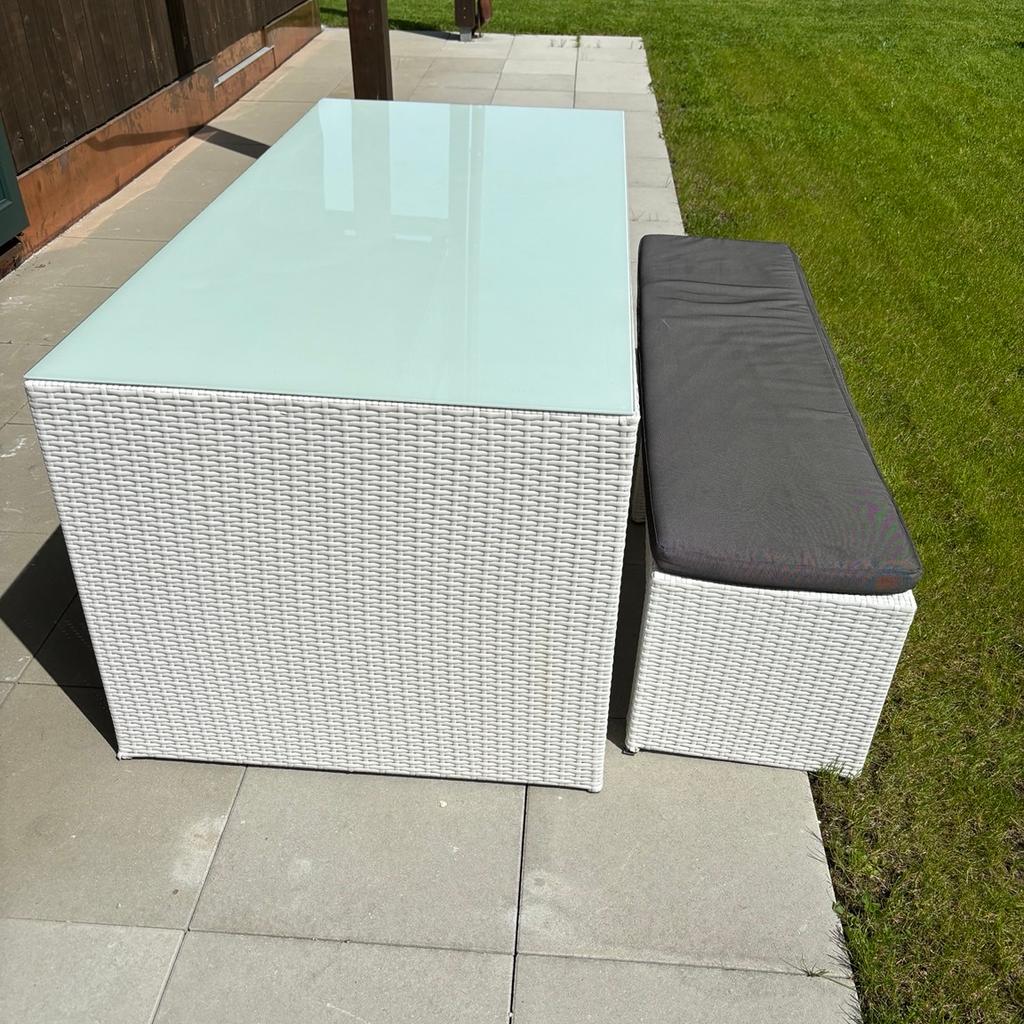 Gartentisch mit Glassplatte, weiß , gewebt mit 2 Sitzbänken inkl. Polster
Maße: 1,80m auf 0,90m
Platz für bis 8 personen
Sitzbänke können unter den Tisch geschoben werden