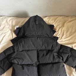 PUBLIC MEET UP!
Canada Goose Wyndham Parka
Men’s Large
Used but in good condition 
More Specific Photos/Videos available upon request