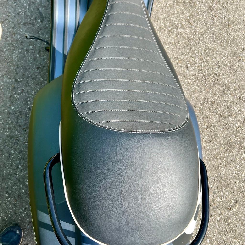 Piaggio, Vespa GTV 300 Sei Giorni ABS, 17,5 kW, (selber Motor wie GTS) 17.050 km, EZ 11 2020, silber matt, TÜV 11 2024, 1. Hand, ABS, Garagenfahrzeug, scheckheftgepflegt, Sportauspuff. Vespa GTV 300 Sei Giorni ABS
 
Zum Verkauf steht eine wunderschöne Vespa 300 im exklusiven Sondermodell "Sei Giorni". Die Vespa ist in einem ausgezeichneten Zustand und wurde stets liebevoll gepflegt. Alle Services wurden regelmäßig und ausschließlich beim offiziellen Vertragshändler durchgeführt, um die bestmögliche Wartung und Pflege zu gewährleisten.
 
Details: Modell: Vespa GTV 300 Sei Giorni ABS
Baujahr: 11/2020
Kilometerstand: 17.200 km
Zustand: Sehr gut erhalten, Garagengepflegt, neu vorgeführt, gerade Service getätigt, neue Batterie
Farbe: silber matt
 
Zubehör:
Chromteile alle schwarz
Schwarze Rückspiegel
schwarze Brems- und Kupplungshebel original Vespa Zubehör (ABE - Erlaubnis vorhanden)
schwarzer Sport-Akrapovic-Auspuff (ABE - Erlaubnis vorhanden)
