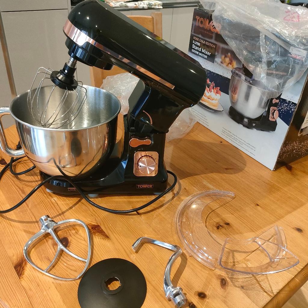5 Litre capacity Stand Mixer.
1000W Motor (6 speed settings and pulse function)
3-IN-1 mixer (beats, whisks, kneads)
Removable splashguard keeps work surfaces clean. Flat beater included. Dough hooks are great for heavier bread and balloon whisk for airy mixtures.
Easy to clean mixing bowl and dishwasher safe accessories.