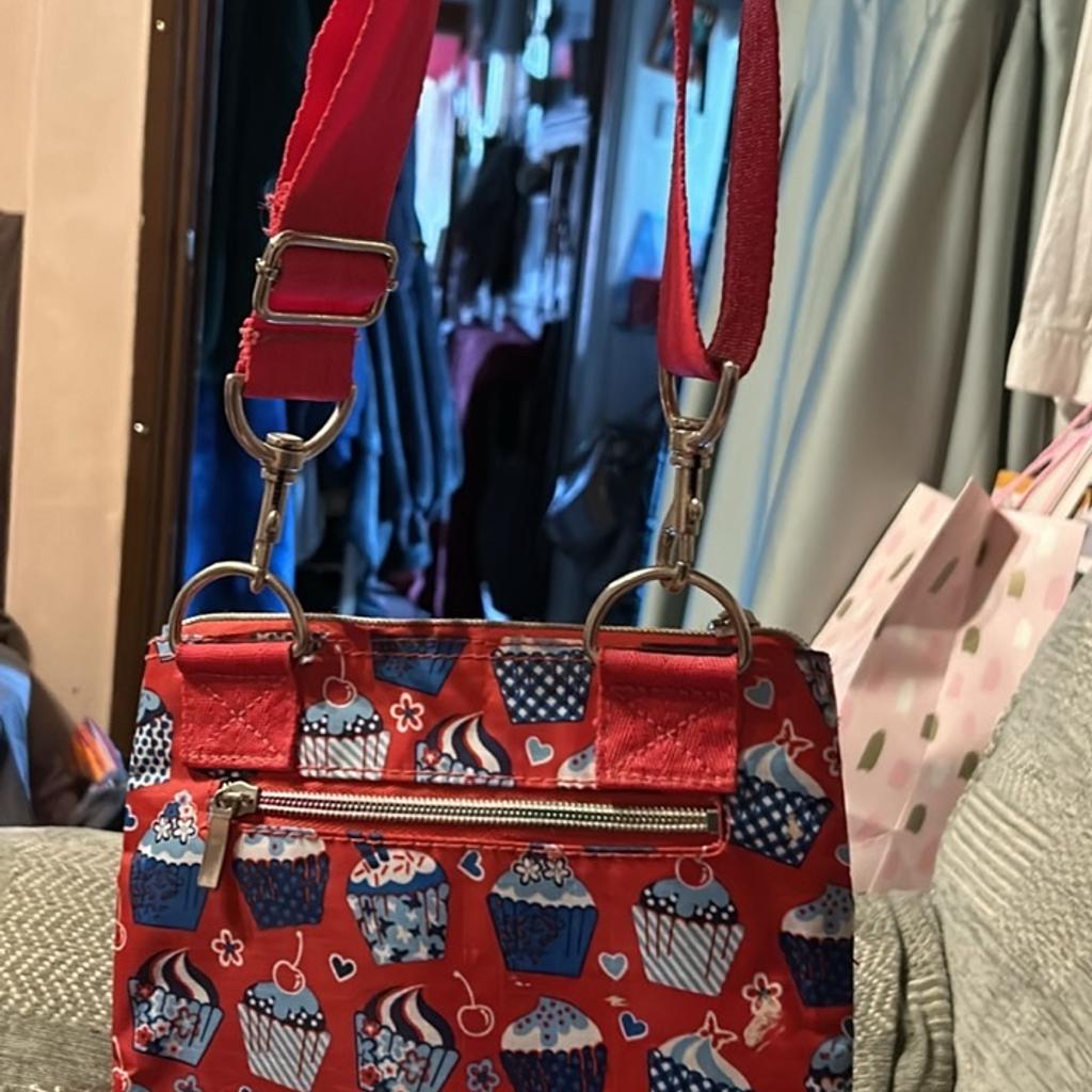 Used quite a lot as a kid but not so much now haven’t used it in quite a few years
it is it luggage (brand)
Has loads of pockets and the zips have rainbow on