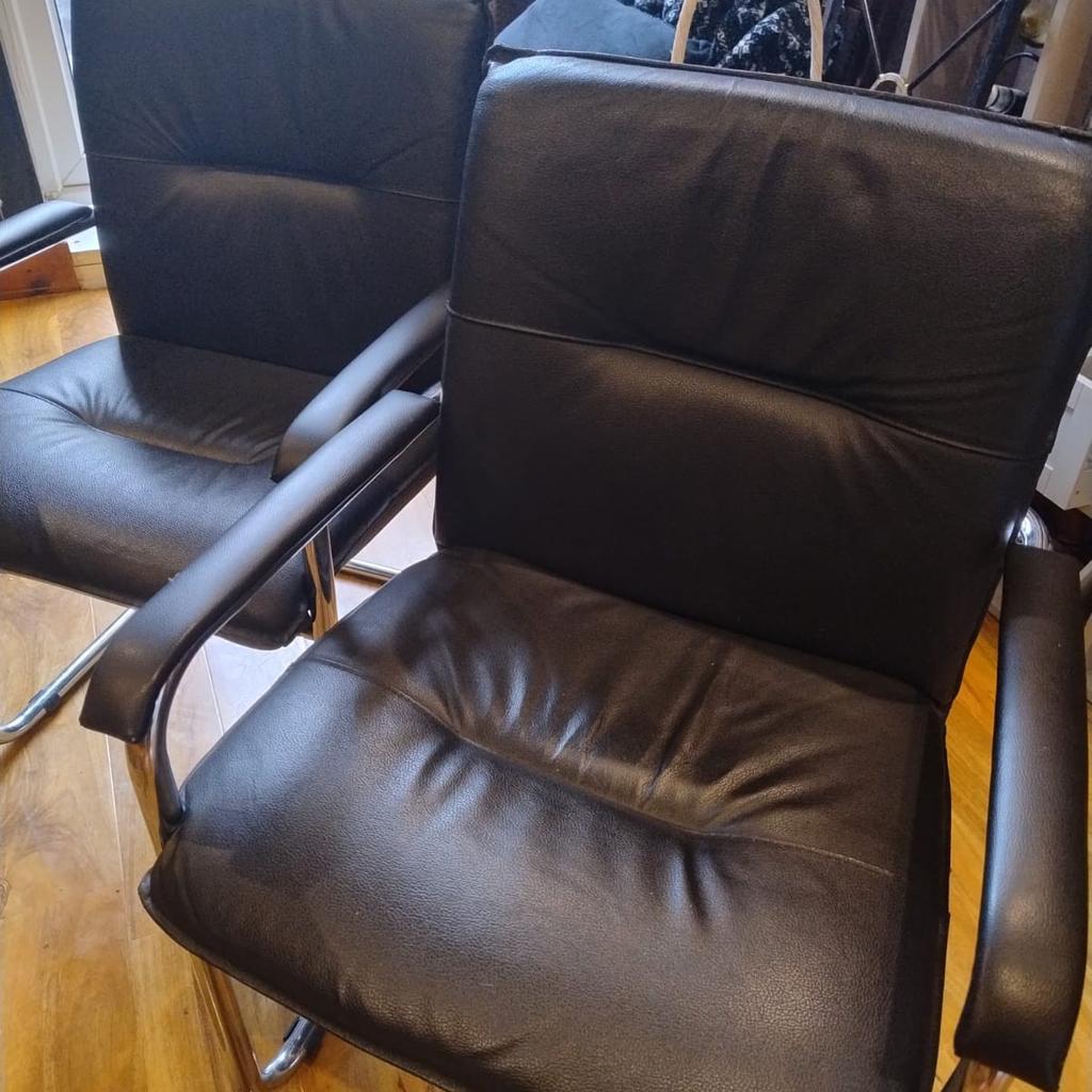6 matching office chairs in good condition.