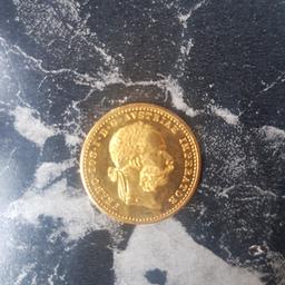 Gewicht0,00349kg

Material
Gold
Serie
Österreichischer Dukat
Feingehalt
986,00
Feingewicht
3,44g
Gewicht
3,49g

Der Dukat oder Dukaten besteht zu 98,6% aus Gold und zu einem geringen Anteil aus Kupfer, was die Münze etwas härter macht. Diese Legierung ist sogar als “Dukatengold” bekannt. Gerade in Österreich ist der Golddukaten eine sehr beliebte Münze für Anleger oder als Geschenk. Er wird von der Münze Österreich produziert und ist somit auch ein Stück Heimat.