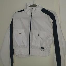 Dünne cropped Windbreaker-Jacke
Ein wenig durchsichtig 
2 Jackentaschen
Größe M, fällt wie eine S aus.
Angenehm zu tragen im Frühling oder Sommer