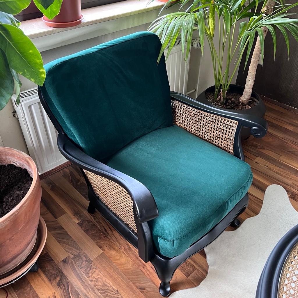 Alte Chippendale Möbel neu aufgearbeitet. Farbe schwarz/gold/grün. Angeboten werden 2 Sessel und ein Tisch mit Glasplatte.
