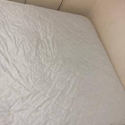 Mattress protector for bed of 135 cm that have been used only for 1 month.