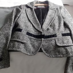 This jacket looks good with trousers or a skirt and has a block black detail.