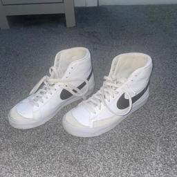 brand new shoes
Great condition 
girls/women's 
size 6