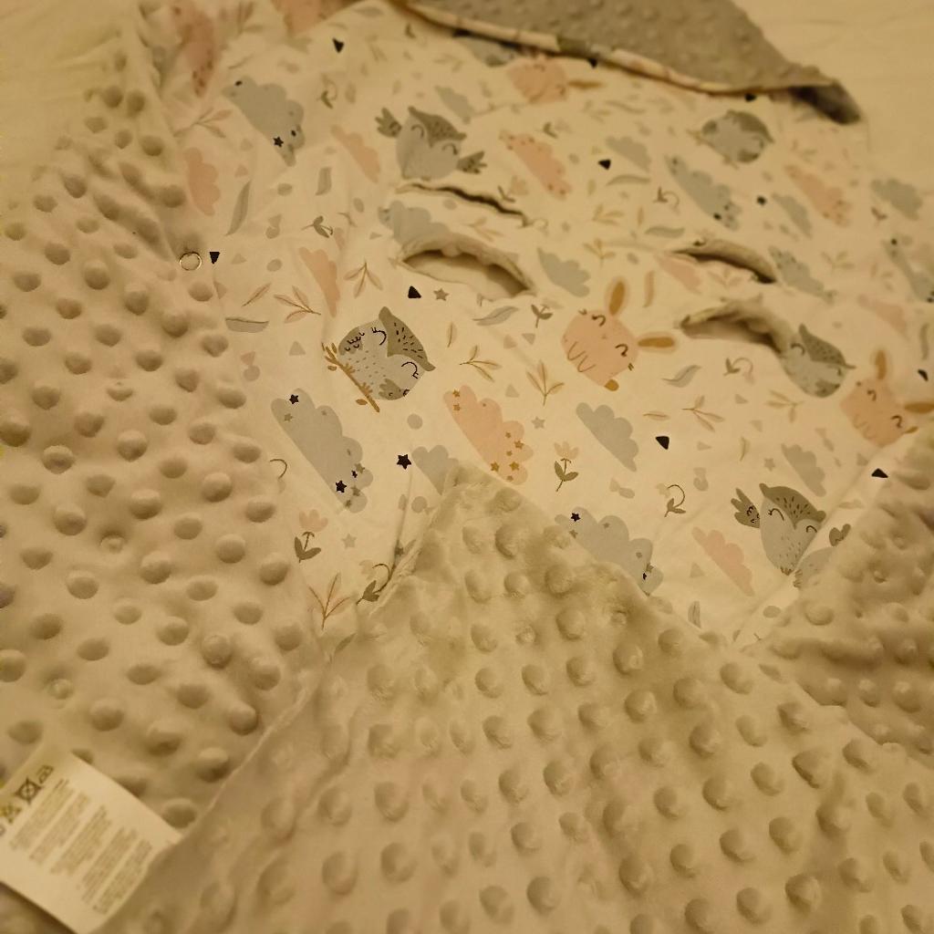 die Babyschale Decke aus Baumwolle ist für jede Babyschalenmarke geeignet.
Beidseitig mit Kapuze verwendbar!
Habe die Decke nie benutzt da ich nicht so viel mit dem Auto unterwegs war, daher ist der Zustand NEU