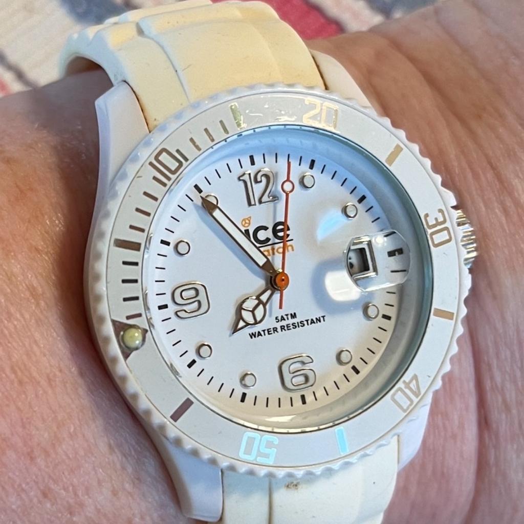 Ice-Watch weiß (Herren) Bild 1 - 20 Euro
Ice-Watch weiß (Damen) Bild 2 - 20 Euro
Fossil Metallband (Herren) Bild 3 - 20 Euro

Ohne Batterie zu verkaufen
Alle 3 Uhren funktionieren einwandfrei

Uhrenbänder weisen Gebrauchsspuren auf,
Uhren selbst kaum bis gar nicht.

Auch einzeln erhältlich !!