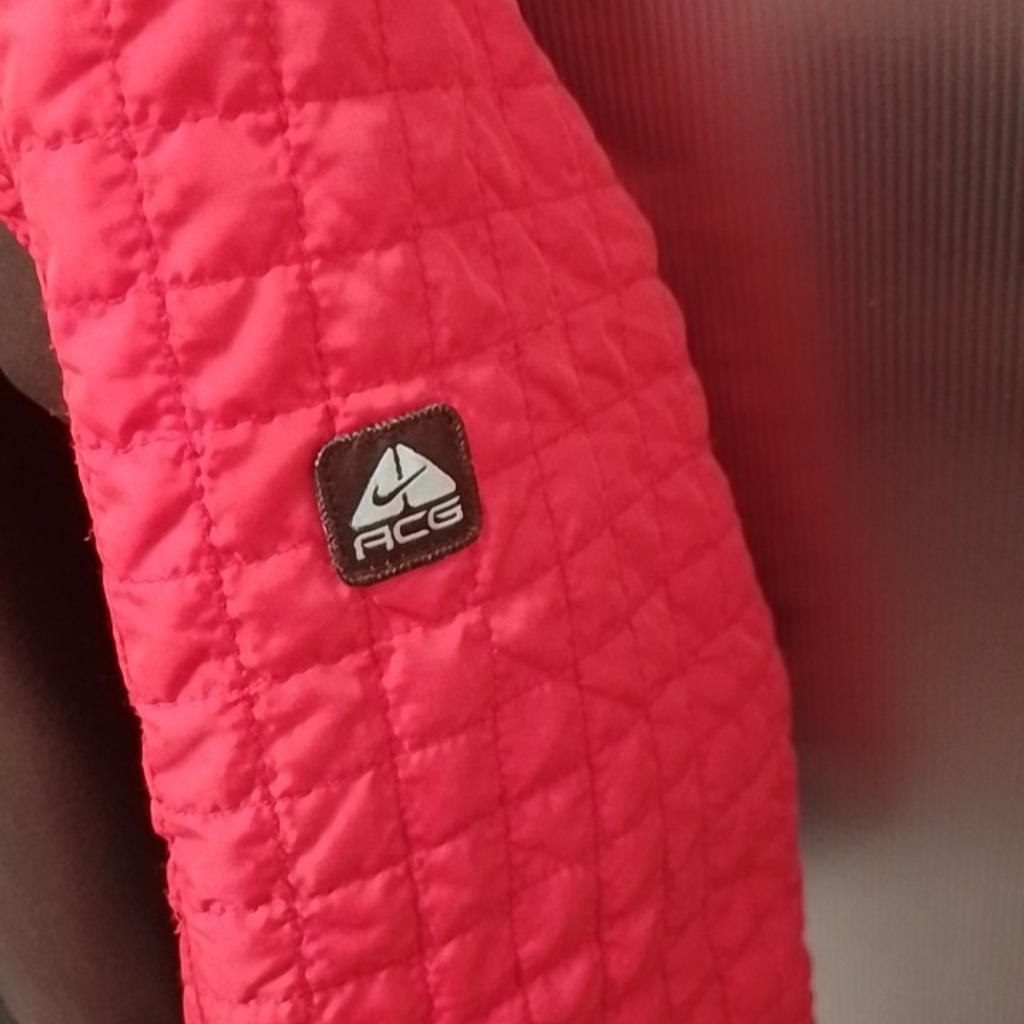 sehr schöne Jacke von Nike genau richtig für den Frühling angenehm zu tragen in Größe M