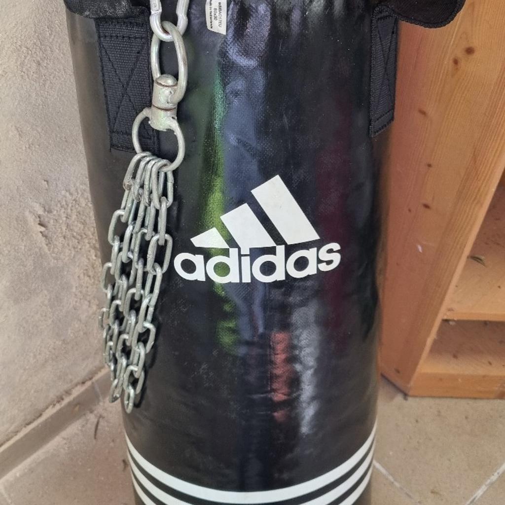 Adidas Boxsack 30 x 80 cm, 18kg.
Inkl. original Adidas Boxhandschuhe Größe 12 Oz

Musste ich unbedingt haben, wurde aber nie benutzt.