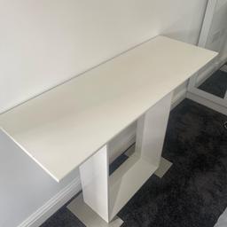 Console table slim, white/cream, couple of scratches. Will need to be collected from Standish, Wigan.

Length 100cm
Depth 35cm
Height 76cm