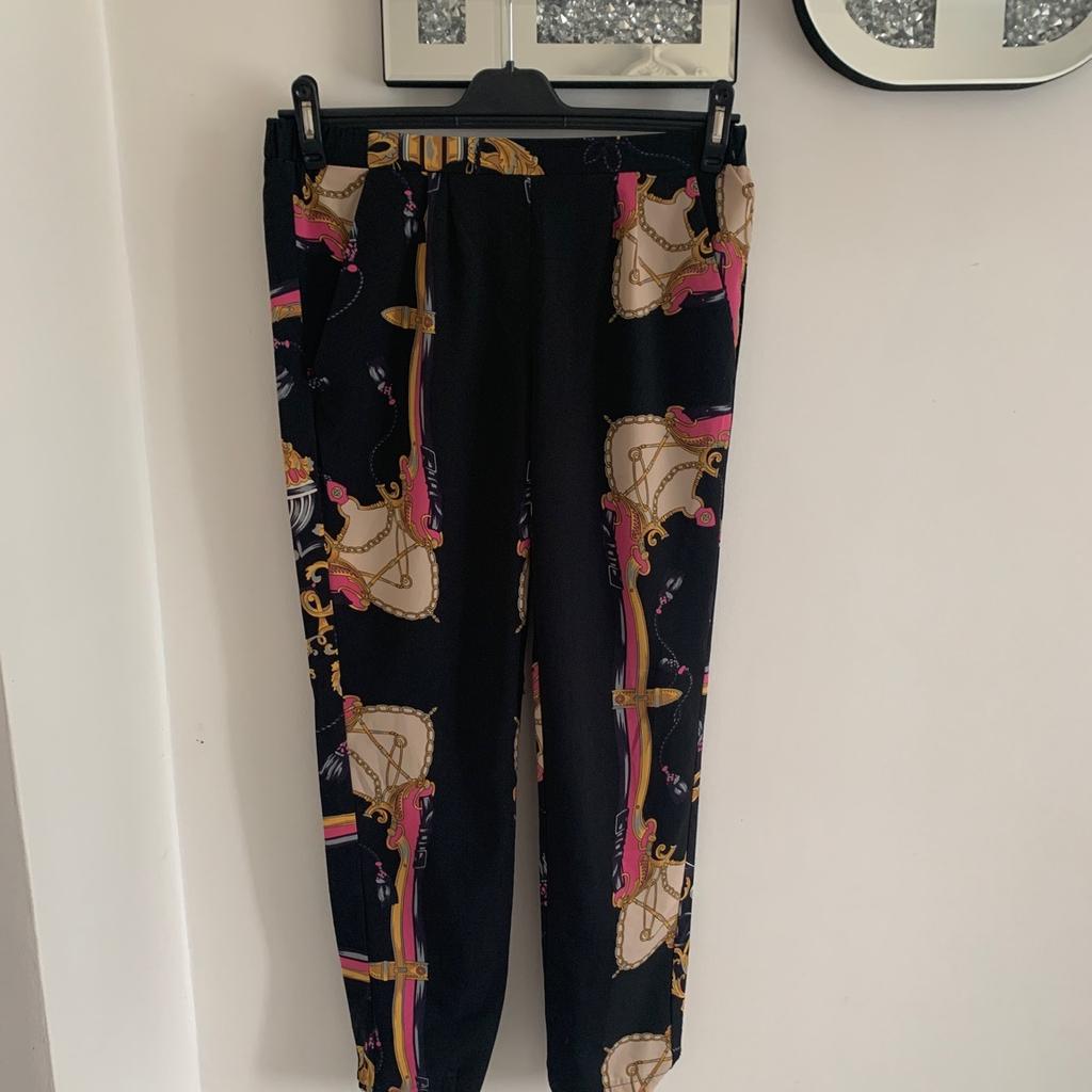 Brand new river island set
Both are size U.K. 8
Trousers and blouse
Baroque chain design