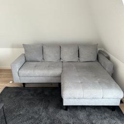 Ecksofa mit 4 Kissen, Marke Mömax, Maße: 215/92/160cm

Bei dem Sofa gibt es ein extra Hocker (siehe Bilder), den man an das Sofa stellen kann um die Schlaffunktion zu benutzen.

Das Sofa befindet sich in einem sehr guten Zustand.