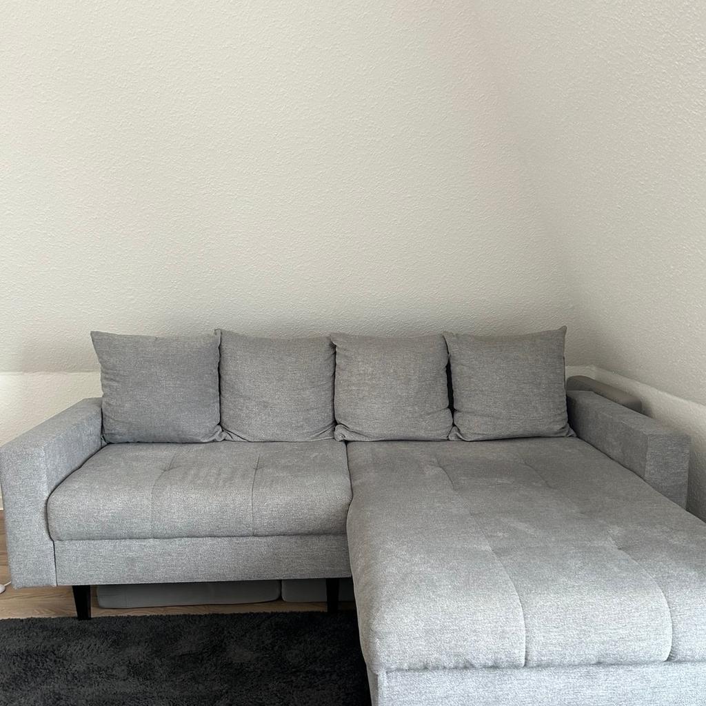 Ecksofa mit 4 Kissen, Marke Mömax, Maße: 215/92/160cm

Bei dem Sofa gibt es ein extra Hocker (siehe Bilder), den man an das Sofa stellen kann um die Schlaffunktion zu benutzen.

Das Sofa befindet sich in einem sehr guten Zustand.