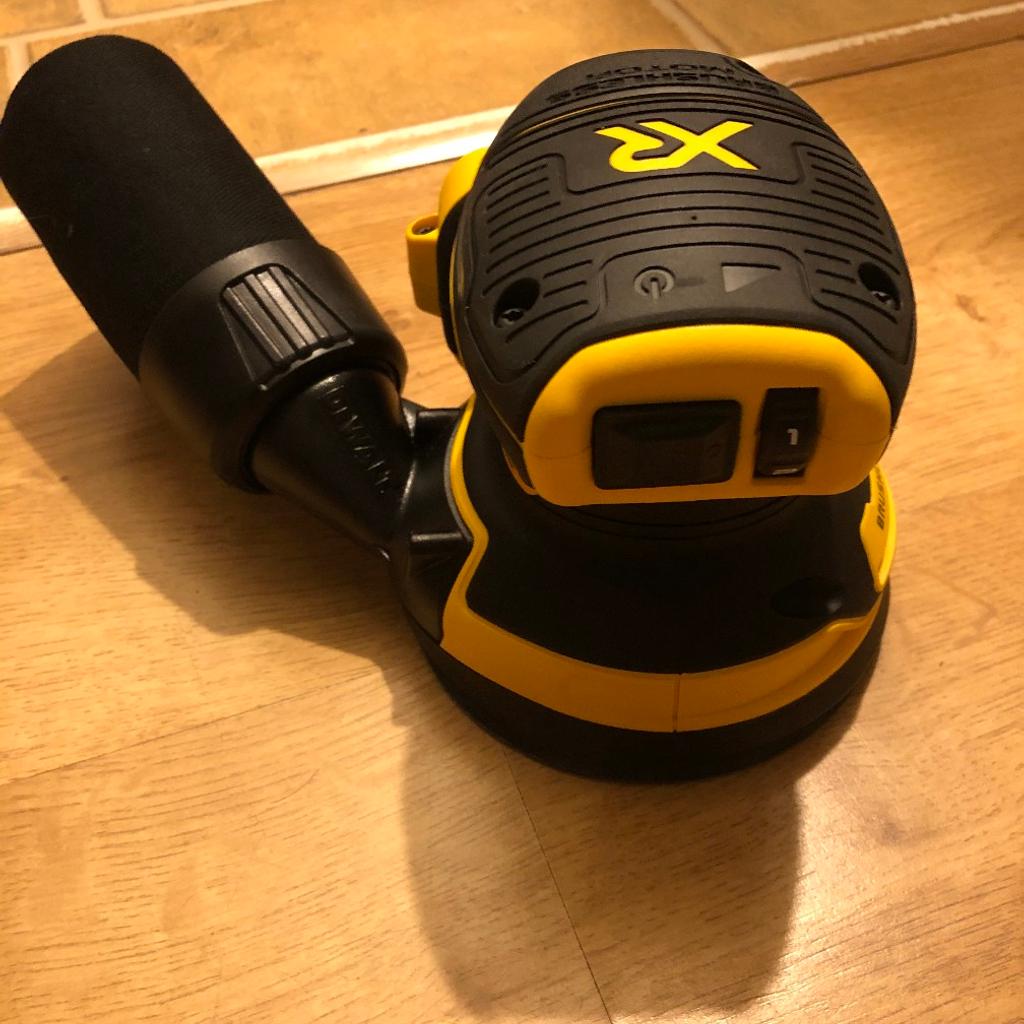 This is a DEWALT 20V MAX Orbital Sander, 12,000 OPM, Brushless Motor, BRAND NEW IN BOX with free delivery.
Orbital sander with brushless motor provides runtime and efficiency to get the job done.
Variable-speed control of the hand sander from 8,000 to 12,000 OPM to match the speed to the application.

NOTE: Battery and charger are NOT included.
Delivery and payment in the Shpock app, please.
Sorry, no paypal.

Thanks !