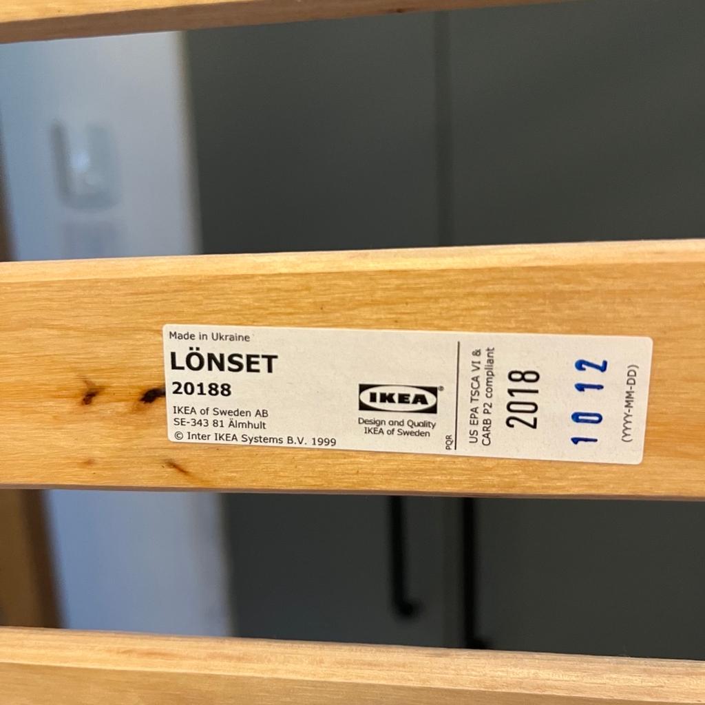 IKEA Malm Bett 140 x 200 cm inkl. 2 passende Lattenroste 70x200 (ebenfalls von IKEA)
Einwandfreier Zustand/ eine Verschraubung hält allerdings nicht mehr- diese muss mit einem zusätzlichen Schrauben gesichert werden