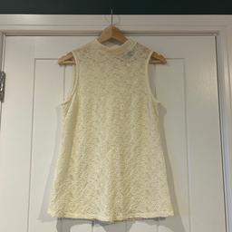 Dorothy Perkins top in a women’s size 10 and cream in colour. Beautiful sparkly sequins.

In great condition.

From a pet and smoke free home.