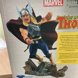 Diese  PVC-Statue auf einer ansprechenden Diorama-Base ist ca. 23 cm groß und zeigt Thor, Gott des Donners, als klassische Comic-Version aus dem großen Marvel Universum in einer actiongeladenen Pose.