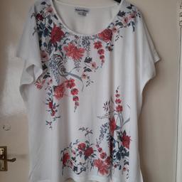 Ladies cream short sleeved floral top. Size 24/26.. All proceeds to Freddies Felines cat rescue.