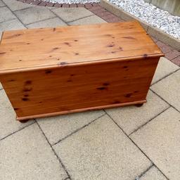 Pine Ottoman ideal for use as a blanket box, toy box, ottoman etc.
In good condition, used so one or two marks but very clean inside and perfectly usable.
Approx 92 cm x 40 cm x49 cm tall