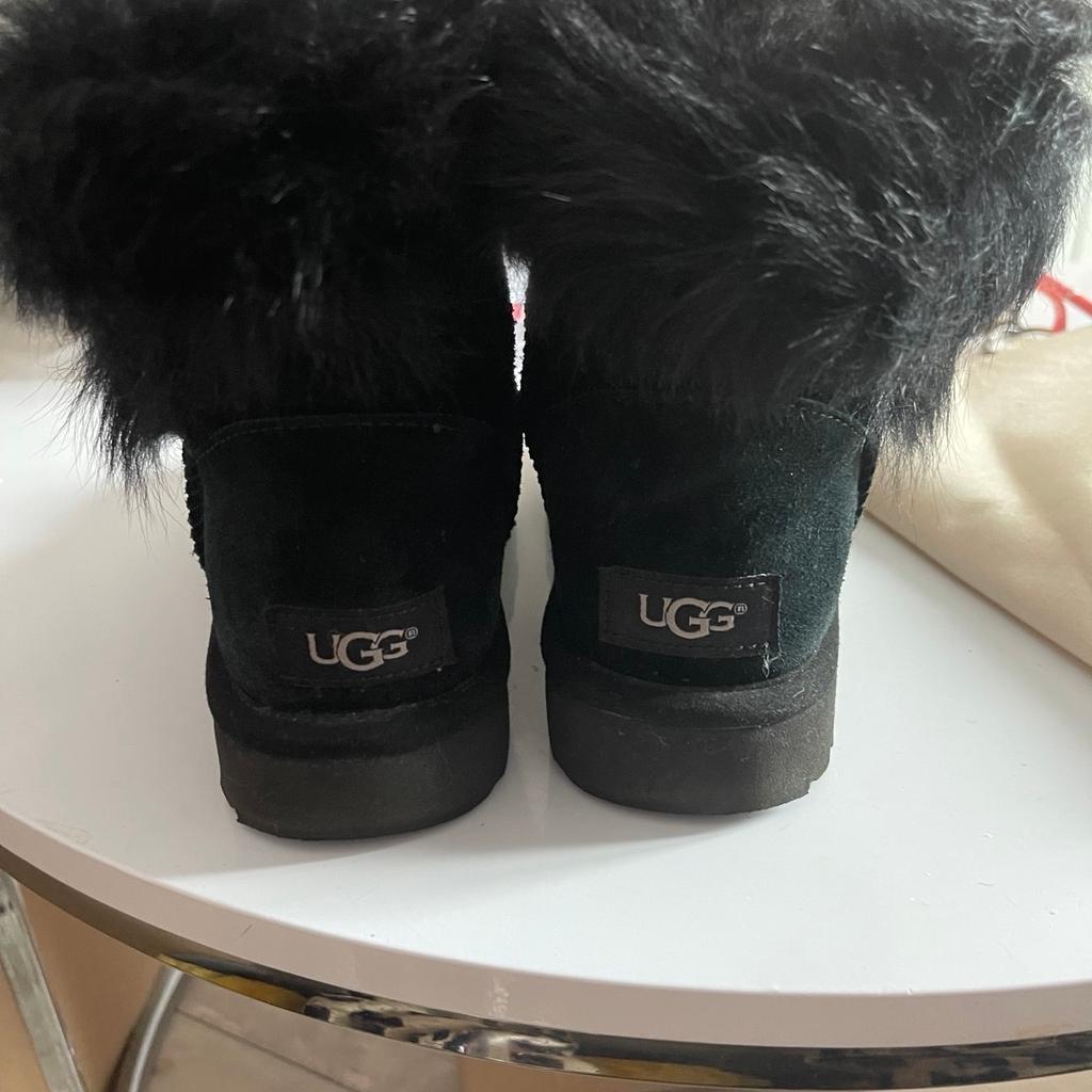 Ugg milla twin set fur cuff boots uk 3.5 in a used condition but very well looked after , comes with original dust bag , boots are generous on ankle fit due to the twin set fur cuff
Ugg Classic Mini Waterproof Boots
Waterproof Leather
Sheepskin lining
Sheepskin insole
Treadlite by UGG midsole
Vibram outsole with ArcticGrip™
Sealed seams