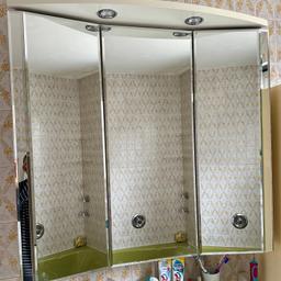 Spiegelschrank in gutem Zustand wegen Badsanierung abzugeben.
Maße: H: 88 cm, B: 90 cm, T: 20 cm.
Nur Selbstabholung, kein Versand. Keine Garantie.