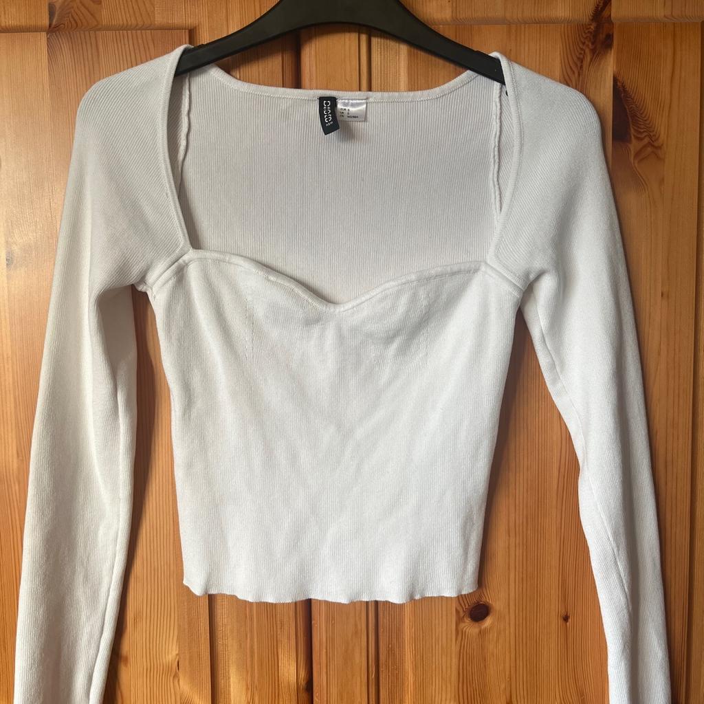 Winter white crop jumper with long sleeves and sweetheart neckline, size Small by H&M.
Worn a few times but still in great condition.