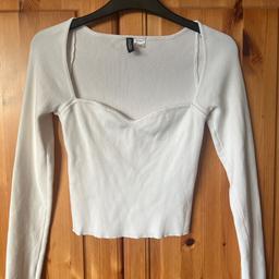 Winter white crop jumper with long sleeves and sweetheart neckline, size Small by H&M.
Worn a few times but still in great condition.