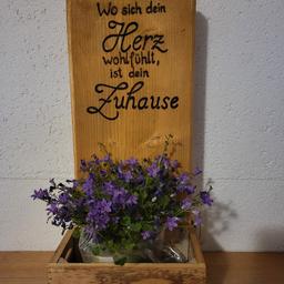 Holzdeko mit Kisterl für Blumen (ohne Blumen)
Und eingebranntem Spruch 
H : 45 cm B : 2o cm 
gerne auch Versand plus 10 Euro
