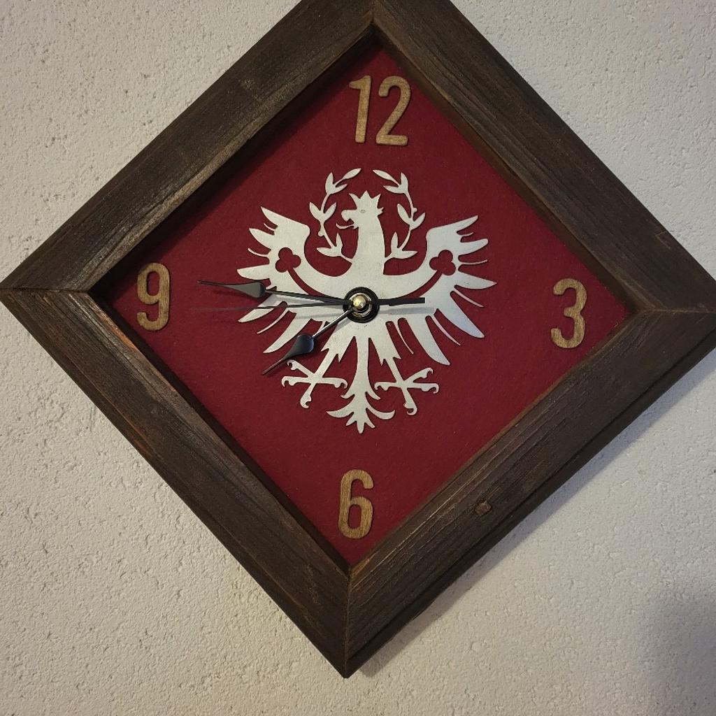 Altholz Uhr mit rotem Filz und Tiroler Adler
30 x 30 cm
gerne auch Versand plus 8 Euro