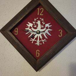 Altholz Uhr mit rotem Filz und Tiroler Adler 
30 x 30 cm
gerne auch Versand plus 8 Euro