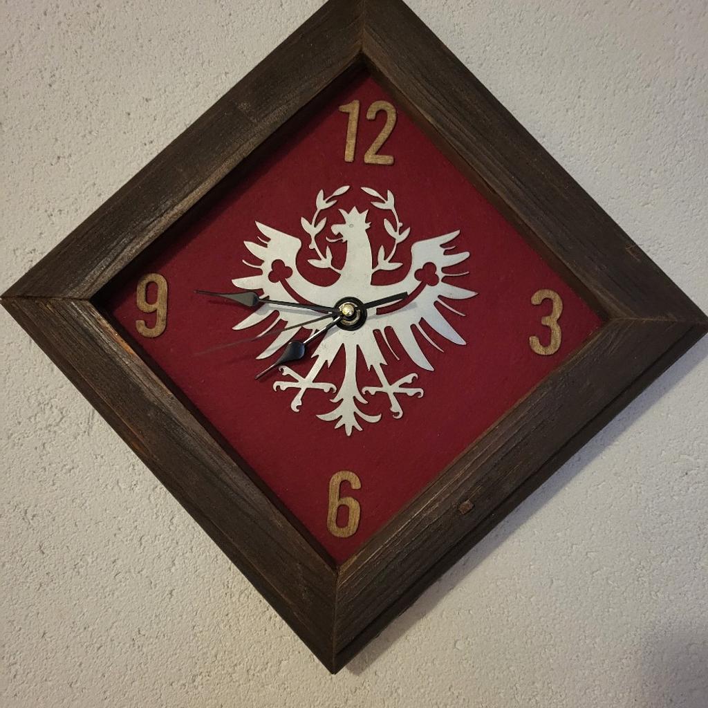 Altholz Uhr mit rotem Filz und Tiroler Adler
30 x 30 cm
gerne auch Versand plus 8 Euro