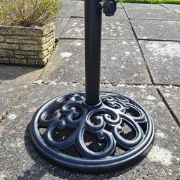 HEAVY 🏋️ Cast Iron Umbrella Base.
Approx size:
40cm dia. x 43cm high
To take poles size up to 28mm.
Refurbished 😁

See my other items 🙂
Collection only from B69 1PU