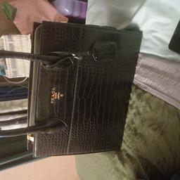 Biete hir super Schnäppchen
 Handtasche (TK Maxx) von der Luxus Marke Prada
Super günstig 100VB
Nur Abholung
01784793727
