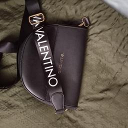 Biete eine Originale kleine Handtasche von der Luxus Marke Valentino 
VB 100€
Nur Abholung