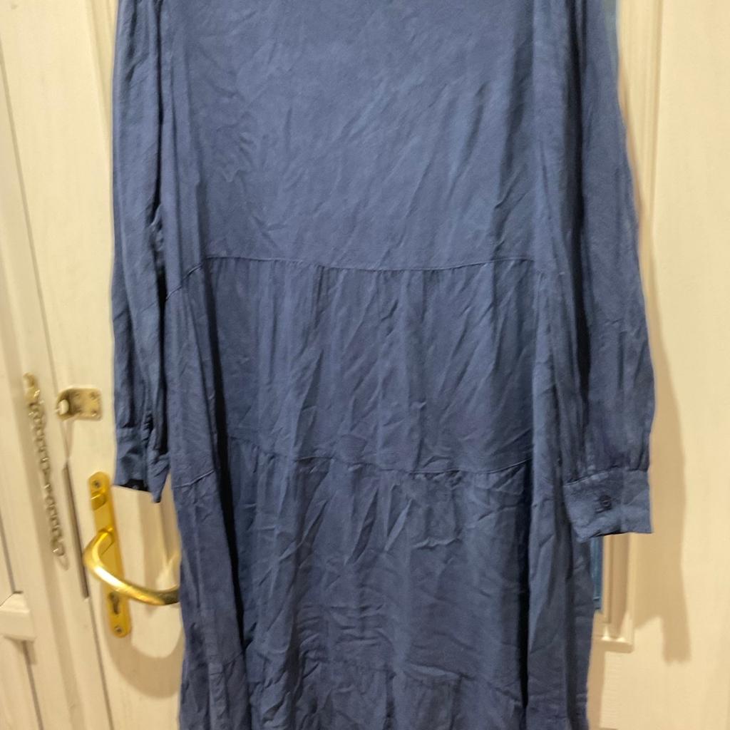 NEW THIN DISTRESSED LOOK DENIM SHIRTDRESS SIZE 20 IN VISCOSE.
Approx calf length with long sleeves & buttoned cuffs.Tiered style skirt.
Reduced as it needs ironing.
Collection from M38