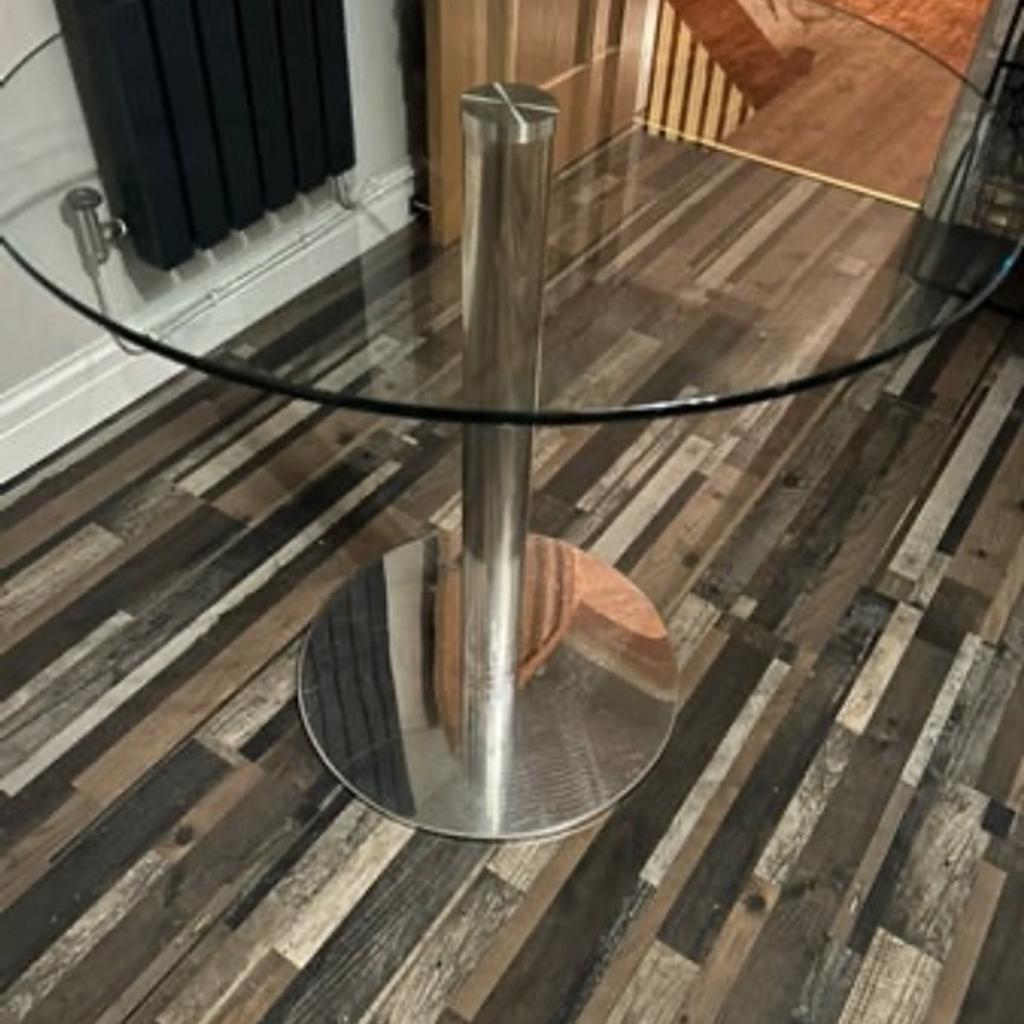 800mm wide
Small clear glass table with chrome column and chrome round base