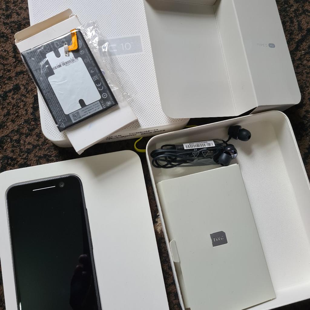 In immaculate condition and in comes in original box.
32gb expandable memory. Unlocked.
Battery life not the greatest, sometimes dies before reaching zero %. Otherwise everything else seems to be working well.
