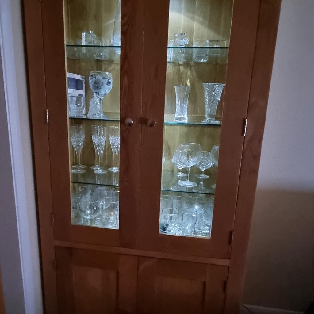 Cotswold Collection Glass Display with Light and Drinks Cabinet,a Solid Oak Cabinet with two doors at the top and the bottom of the unit.The Glass Unit has three glass shelves which can be altered at different heights,the Bottom Cabinet shelve can also be altered to a different height and is a Solid Oak bottom.It is in VGC and from a pet and smoke free home.
Dimensions
Length-96cm
Height-200cm
Width-40cm
