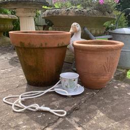 Nice terracotta plant pots, hood weathered colour & a new unused bird seed feeder, pretty thing with flier and bee design
Approx pots 12”high x 11”wide & 9.5”wide x 9”high
All three for £24