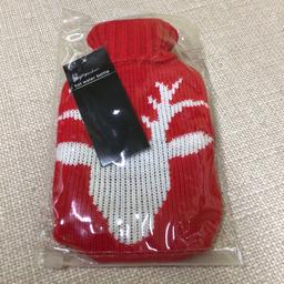 Paperchase mini covered Hot Water Bottle.

Size: Height 21cm X Width 12.5cm

Cover Red knitted with Stag design and ribbed detail around the neck.

Contained in useful zip lock storage pouch.

New, Tagged, Unused and from a smoke free home.