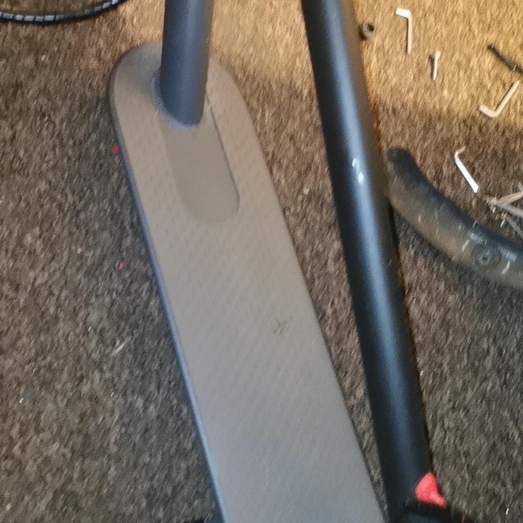 Iezway electric scooter.
Front forks bent.
Has error code e3 on it.
Can't take the stem of the fork as has a bolt lodged in it.