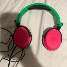 Headset 
Wired aux 
Great condition 
Uk fast and free delivery