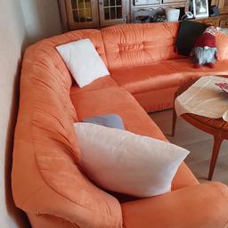 Eine sehr gut erhaltene Couch in L Form mit Bettfunktion und passend dazu ein Sessel. Ohne Kissen und Deko. Linke Seite 2,20m und rechte Seite 1,95m. Preis VHB und nur Abholung