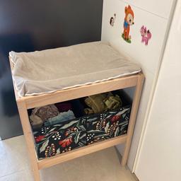 Ikea Wickeltisch mit aufblasbarer Auflage und Stoffbezug zum Waschen.
Schöner Zustand!
(Ohne bunten Boxen)