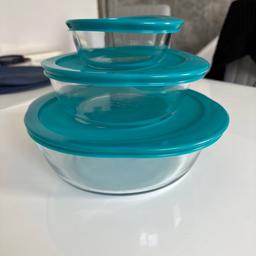Pyrex cook and store circle set of dishes
Clear dishes with teal coloured lids
Sizes in photos
Excellent high quality dishes - oven, fridge and freezer safe, extreme resistance
Never used - unpackaged and been through dishwasher once and have just sat in cupboard!
One small mark on large lid (as pictured) 

Must be able to collect from Bristol BS5 area as don’t want to risk damage in post.