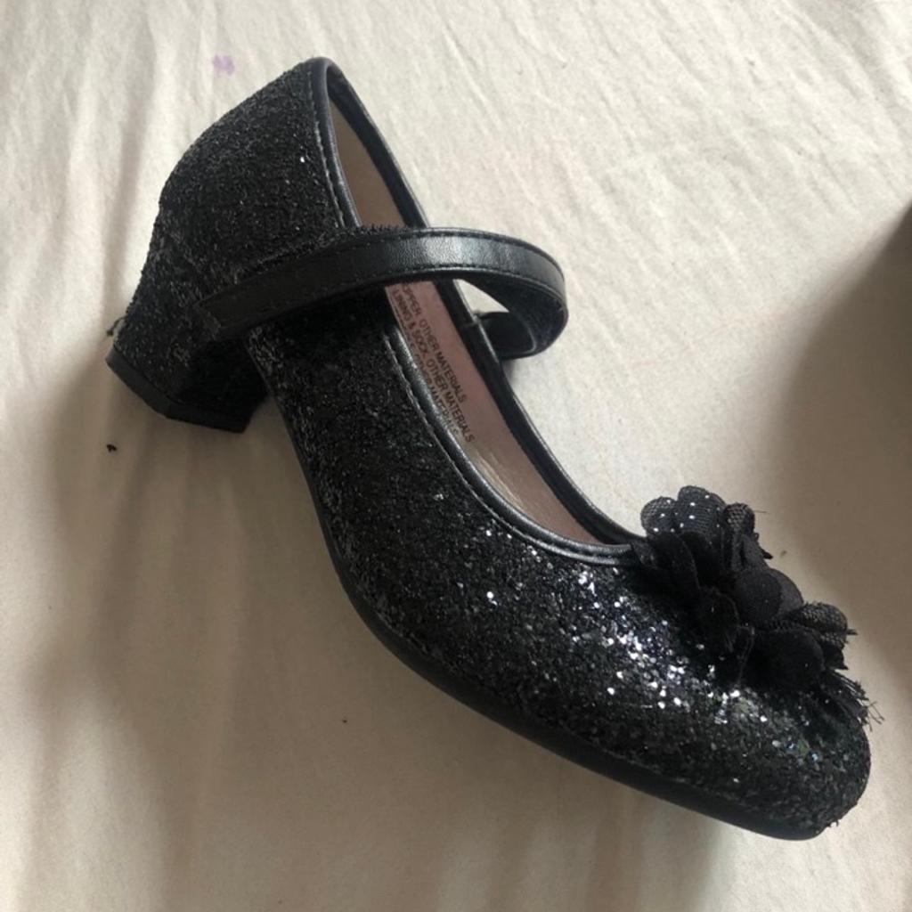Size 1 glitter shoes
Once worn for 2 hour
Immaculate